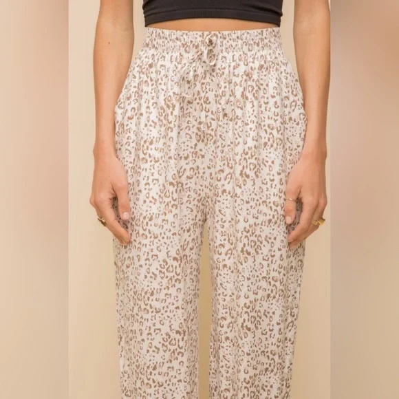 **LAST ONE!!** 3/4 LENGTH LEOPARD JOGGER PANTS 💛 🐆 - Picture 6 of 6